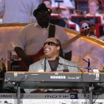 1277px-Stevie_Wonder_and_Nathan_Watts_(2006)