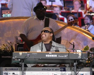 1277px-Stevie_Wonder_and_Nathan_Watts_(2006)