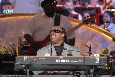 1277px-Stevie_Wonder_and_Nathan_Watts_(2006)