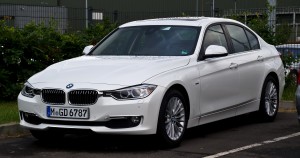 BMW_320d_Luxury_Line_(F30)_–_Frontansicht,_24._Juni_2012,_Düsseldorf